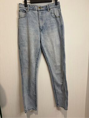 ROLLA’S Dusters High Rise Relaxed Jeans. Size 28. So cute! No flaws noted.